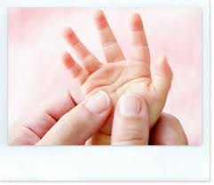 Memijat  Telapak Tangan bayi